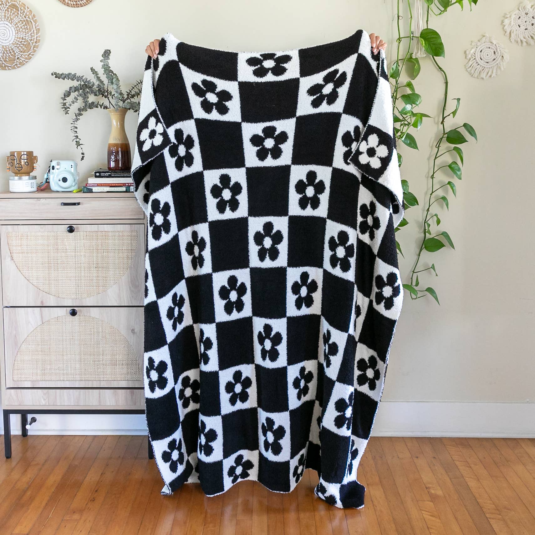 Living Royal Throw Blanket - Checkered w/ Daisies